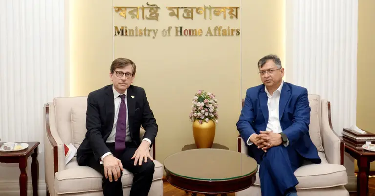 স্বরাষ্ট্রমন্ত্রীর সঙ্গে ফ্রান্সের রাষ্ট্রদূত জ্যঁ-মার্ক সেরে-শার্লে